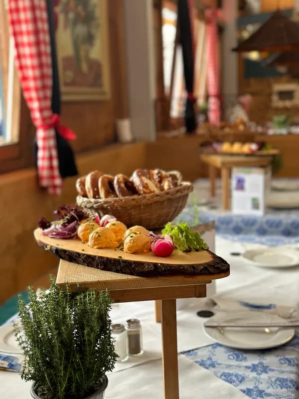 Heimer sharing board in the festival tent