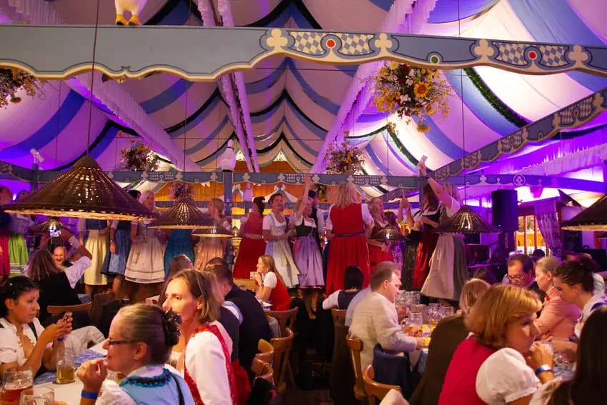 Abendliche Stimmung im gefüllten Heimer Festzelt